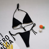 Conjunto de bikini con micro tanga triangular y tiras tipo halter